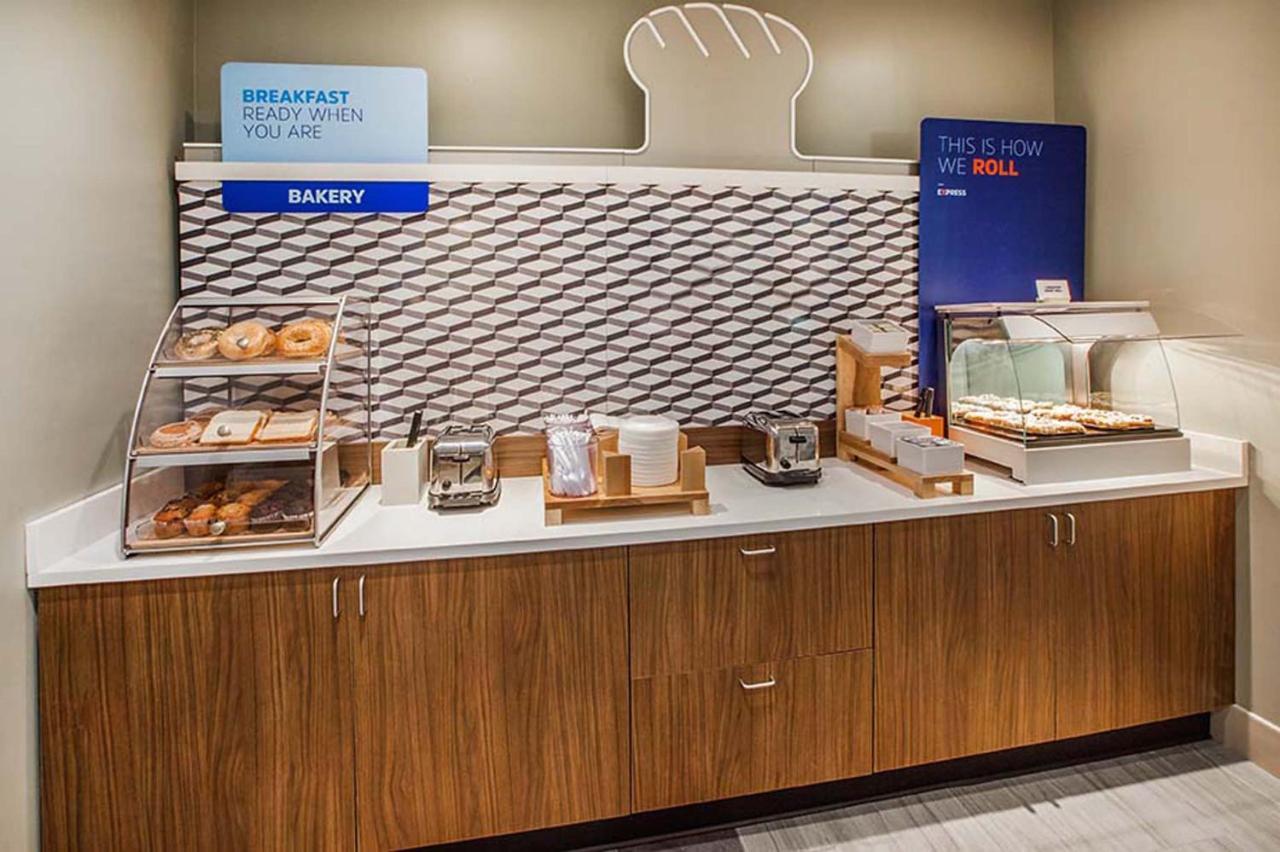 Holiday Inn Express & Suites Wilmington West - Medical Park By Ihg Экстерьер фото