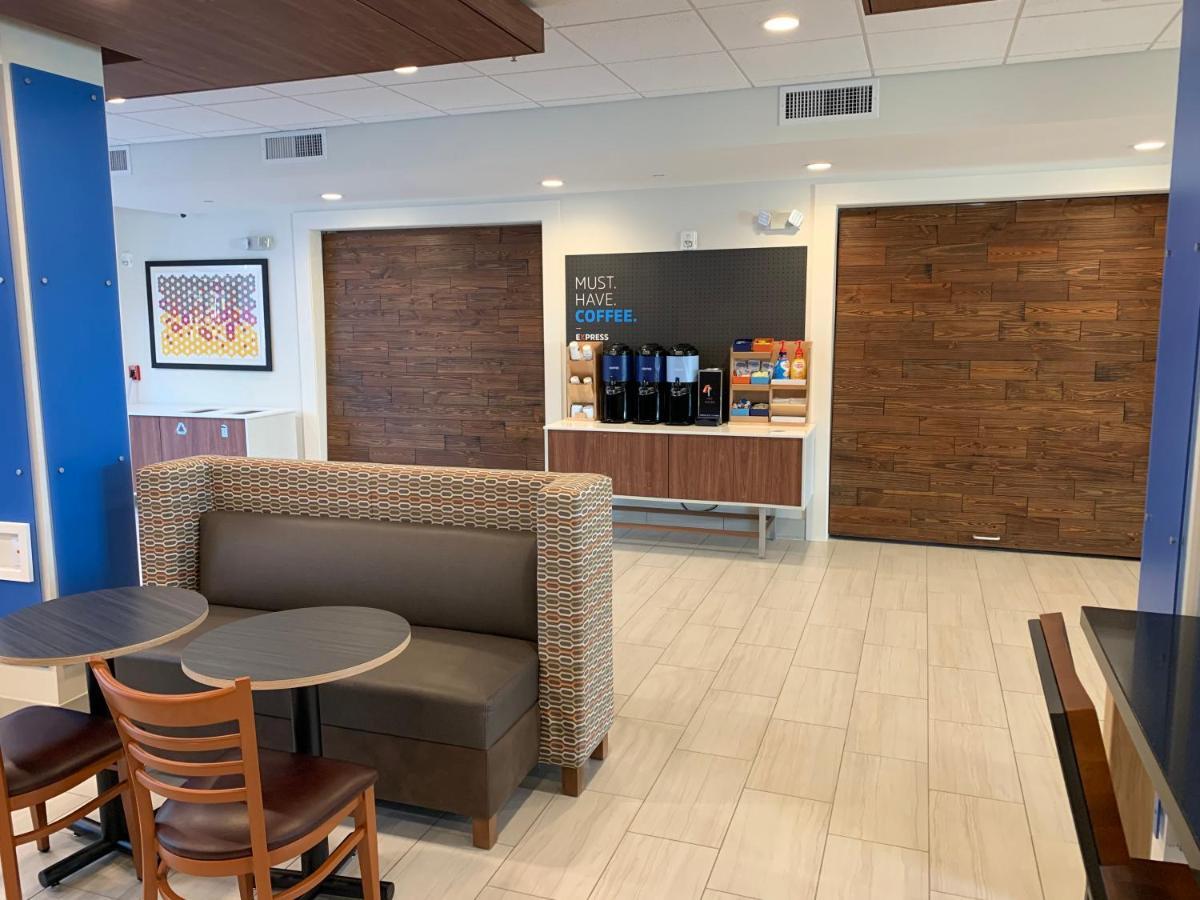 Holiday Inn Express & Suites Wilmington West - Medical Park By Ihg Экстерьер фото