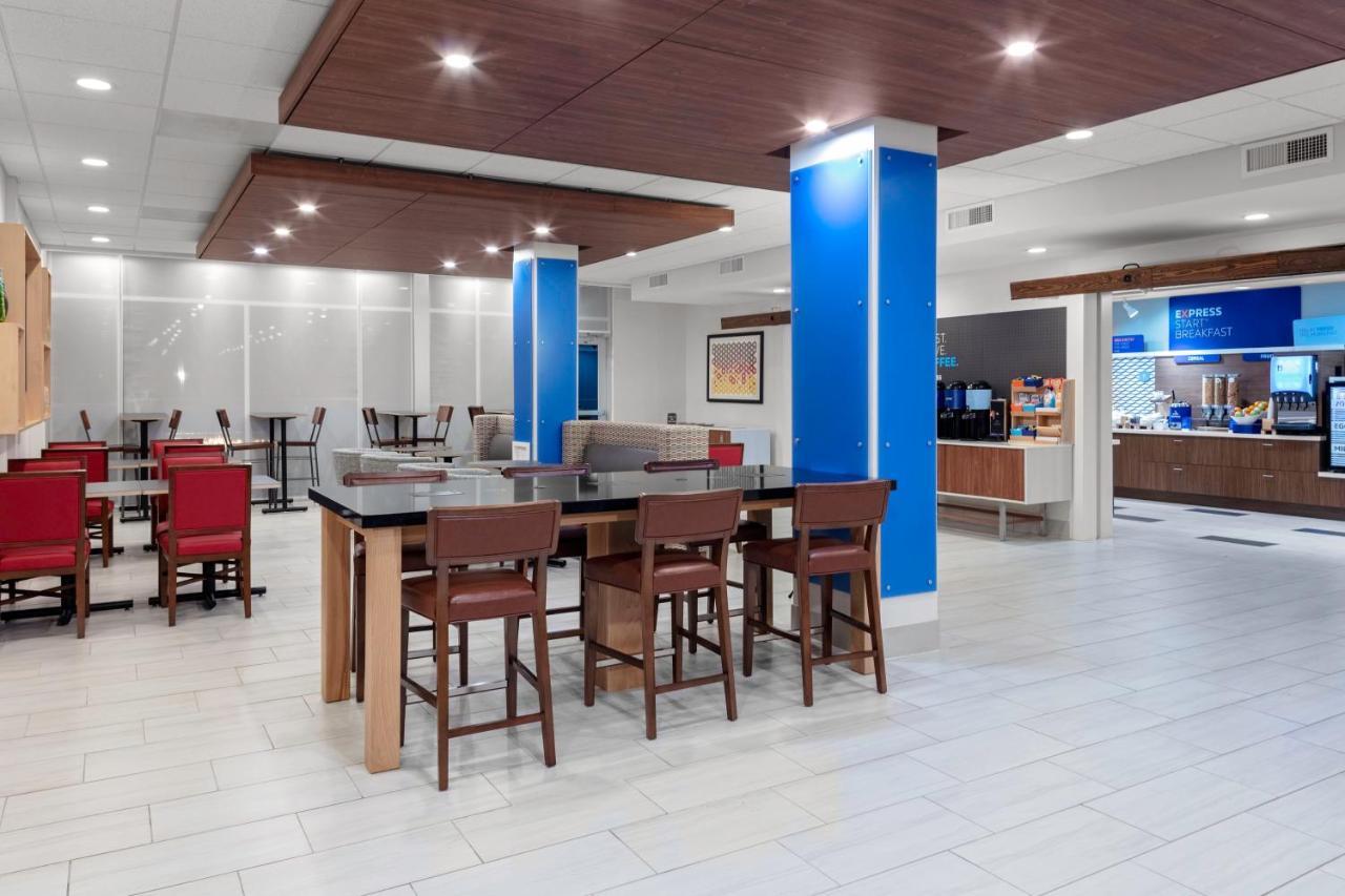 Holiday Inn Express & Suites Wilmington West - Medical Park By Ihg Экстерьер фото